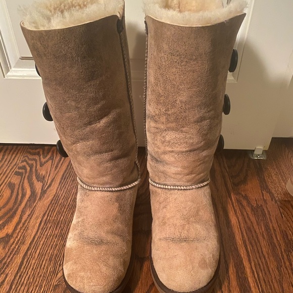 *RARE* UGG Australia Bailey Button Triplet Size 8 - Picture 1 of 14